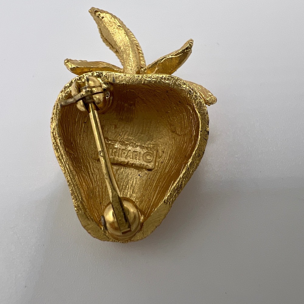 Vintage Trifari Gold Tone Strawberry Brooch Textured Figural Fruit Pin Logo - Picture 2 of 5